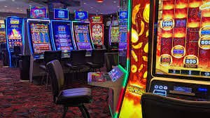 အွန်လိုင်း စလော့ reels spin နေသော colorful slot machine မြင်ကွင်း