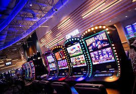 Casino ဂိမ်းလော်ဘီ Baccarat Table Game ကဒ်ဂိမ်း ကစားနေသောမြင်ကွင်း